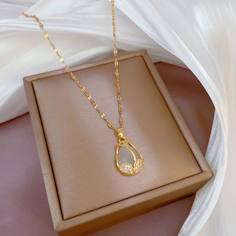 Collier pendentif tulipe opal avec zircon et finition dorée_voghion.com
