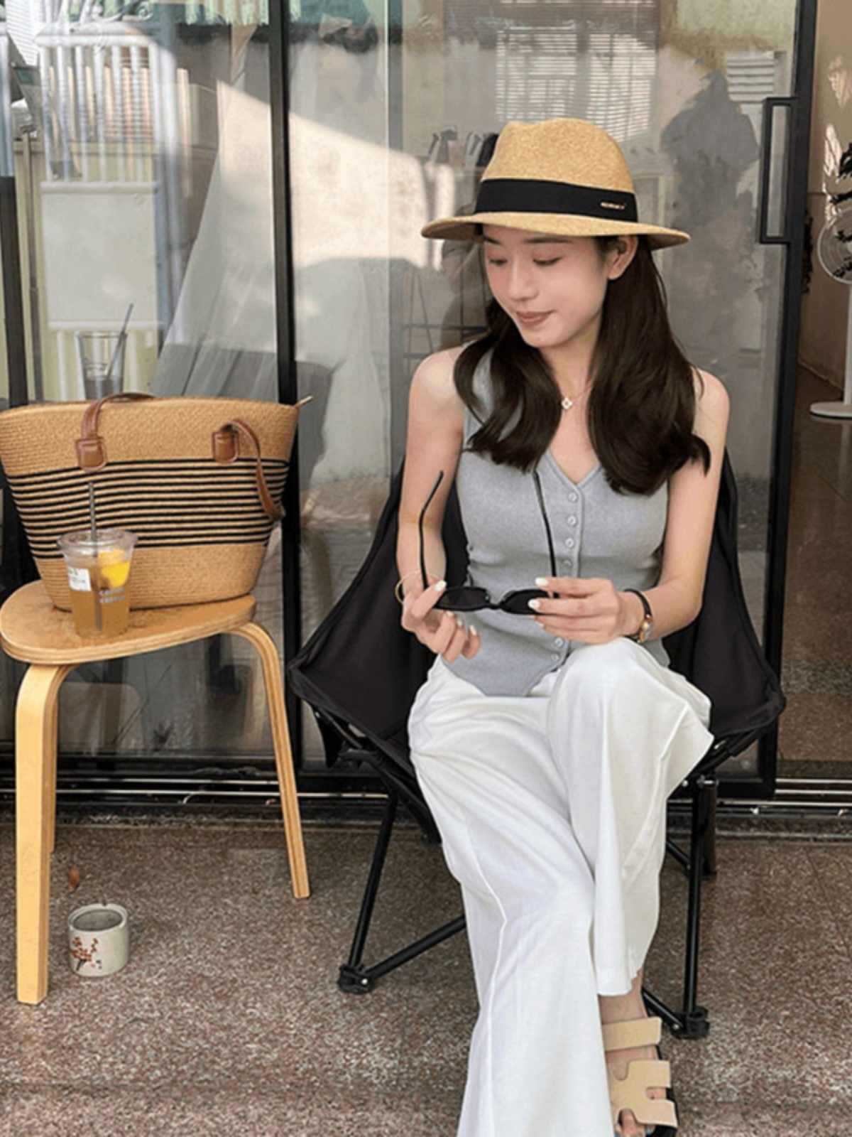 灰色のvネックの氷の糸のしわのニットのベストの女性の夏の外は独特で美しい袖の肩のベストの上着を着ます。