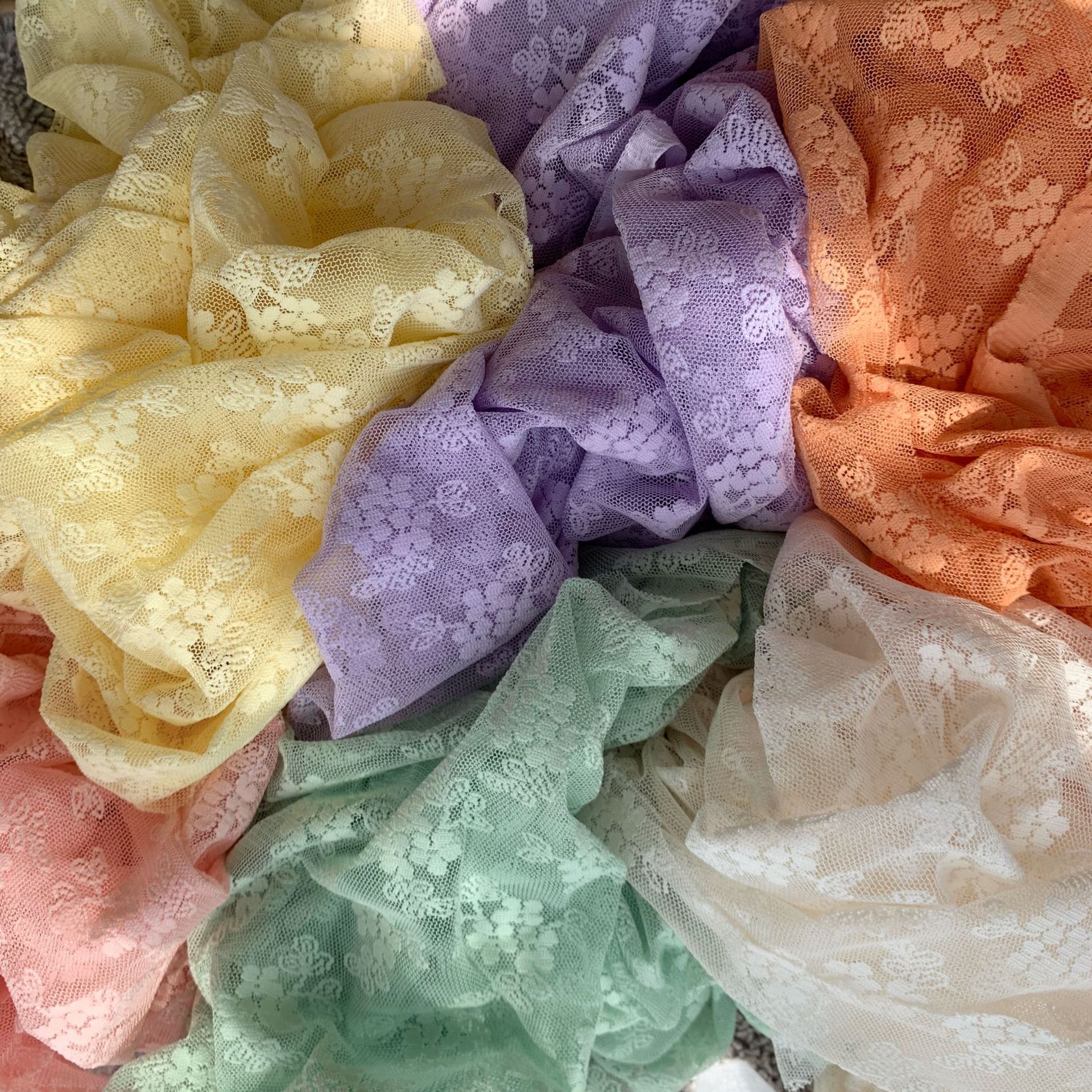 Tela de encaje de poliéster tridimensional pequeña tela de jacquard floral para niños Hanfu al por mayor estera de mesa de malla mantel de encaje