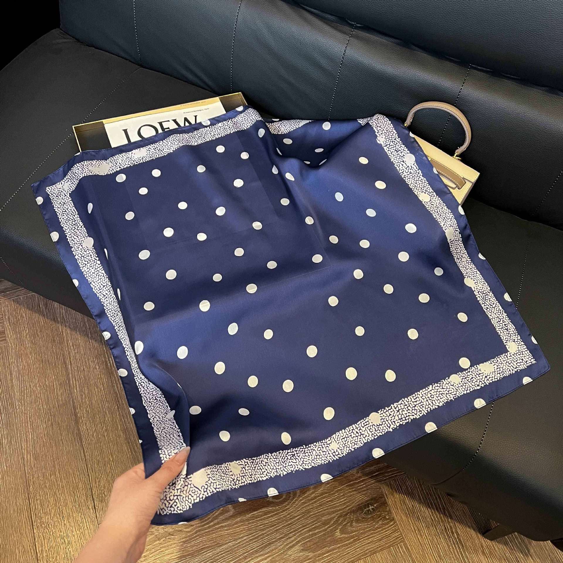 Transfronterizos nuevos bufandas de seda azul de alto nivel de seda cuadrada de simulación bufandas de moda de decoración de moda de combinación bolsa correa de pelo bufandas profesionales