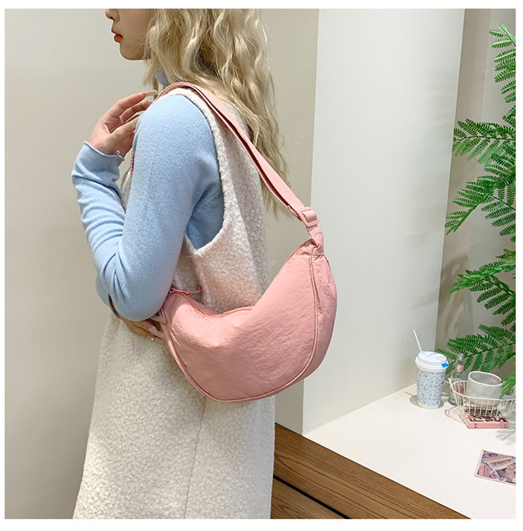 Women's Small Nylon Solid Color Streetwear Sewing Thread Dumpling Shape Zipper Underarm bag 23L display picture 3