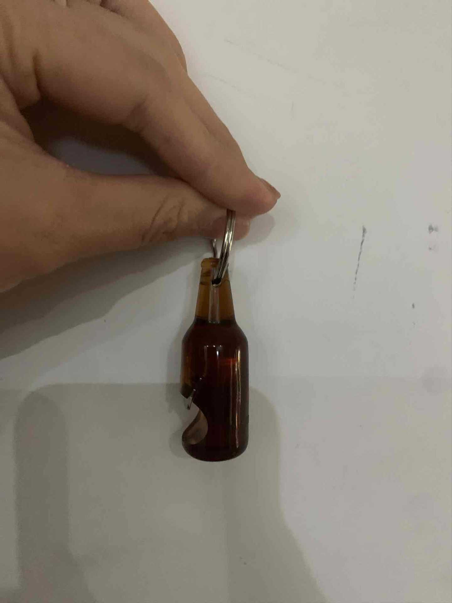 Botella de vino tridimensional llavero abrebotellas creativo llavero abridor de botellas de cerveza abridor de botellas de plástico ABS colgante de fábrica