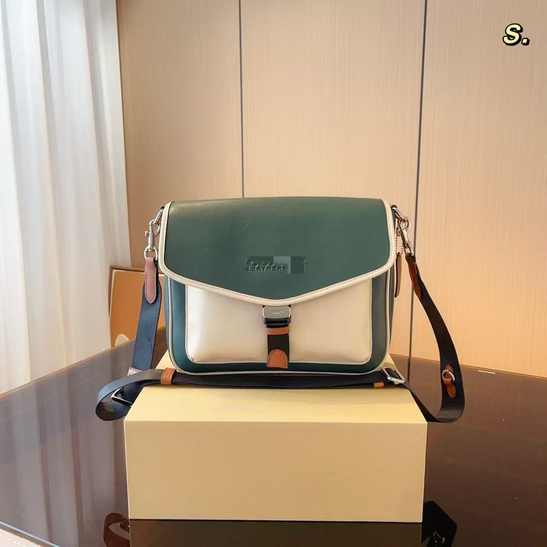 2025 nuevo bolso cuadrado pequeño de mensajero de un solo hombro portátil de color sólido de cartero retro popular de este año