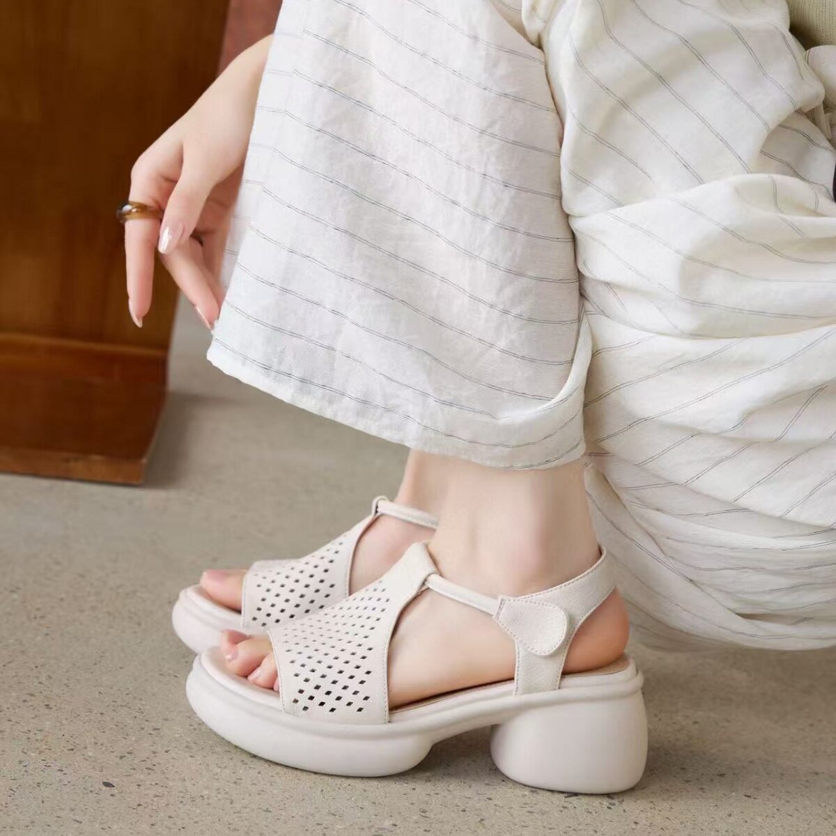 Sandal nữ da thật mũi hở gót vuông đế dày tăng chiều cao — màu đen