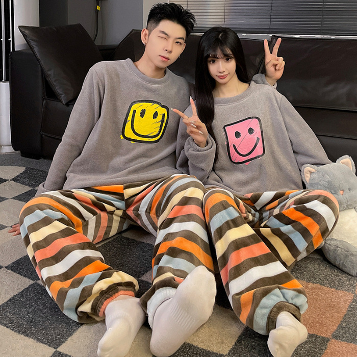 Pareja pijamas Otoño e Invierno arroz polar cuello redondo dulce de dibujos animados forrado de lana gruesa de coral cálido se puede usar fuera traje