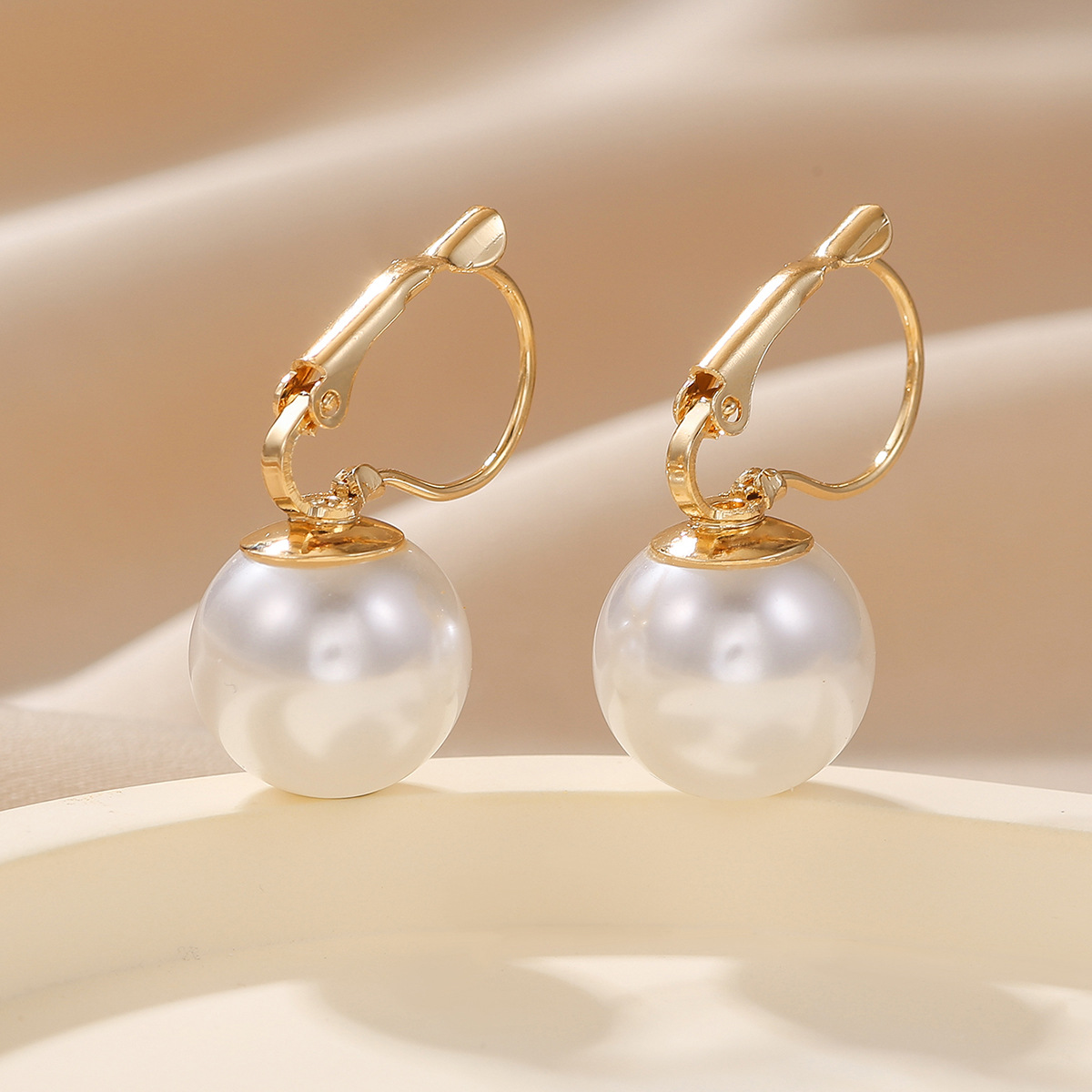 Moderne perleøreringe med kobberfarvede metalclips_voghion.com