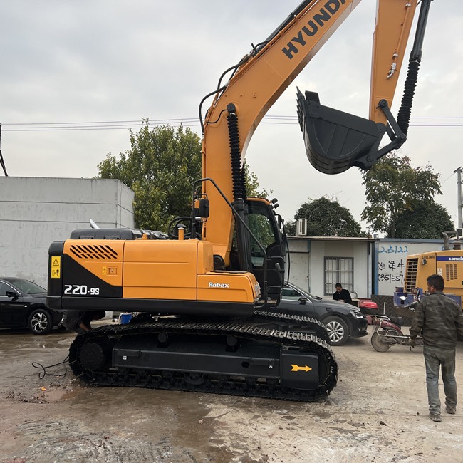 Excavadora moderna de alta calidad de segunda mano 220 - 9S exportada de Kazajstán con buen rendimiento y precio asequible