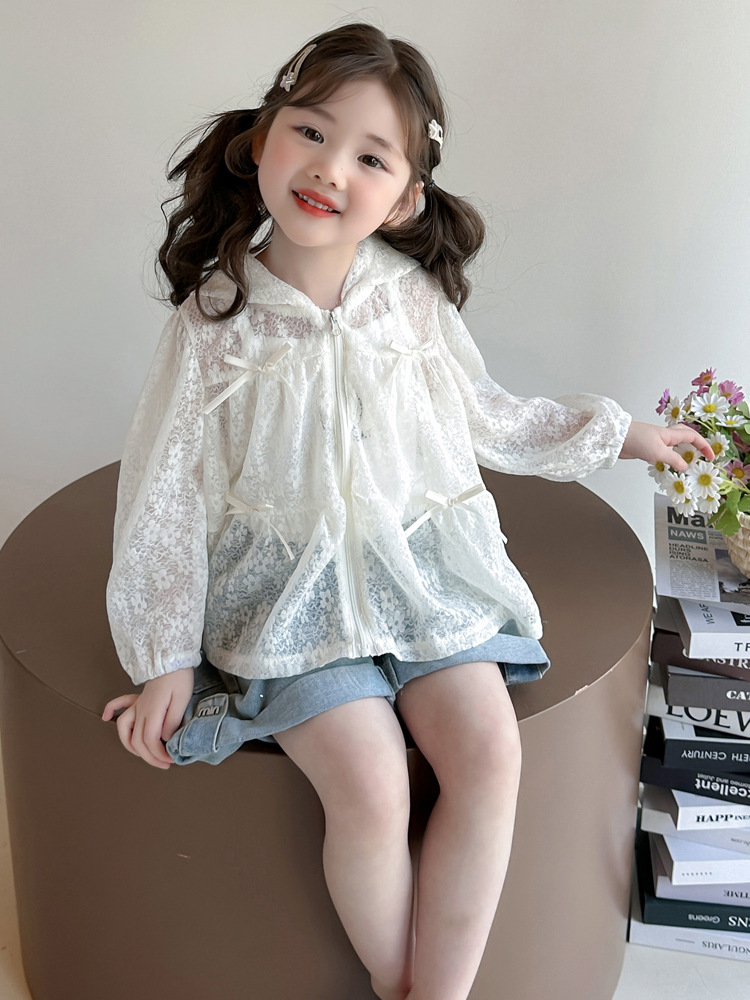 Ropa de protección solar para niñas verano 2025 nuevo estilo para niños estilo occidental ropa de protección solar transpirable delgada chaqueta de verano de encaje