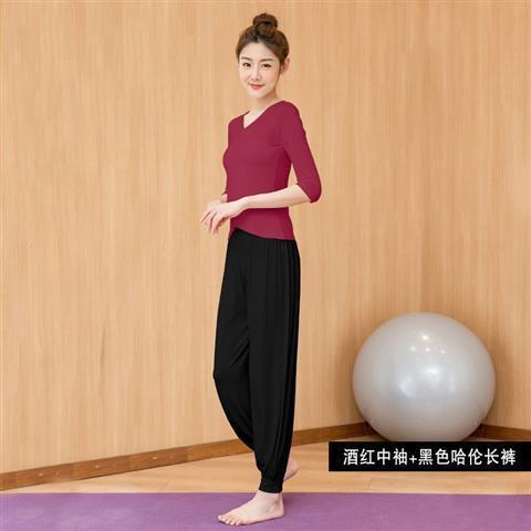 불규칙한 밑단은 가슴 패드, 버건디 미드슬리브 + 블랙 하렘팬츠로 삽입 가능
