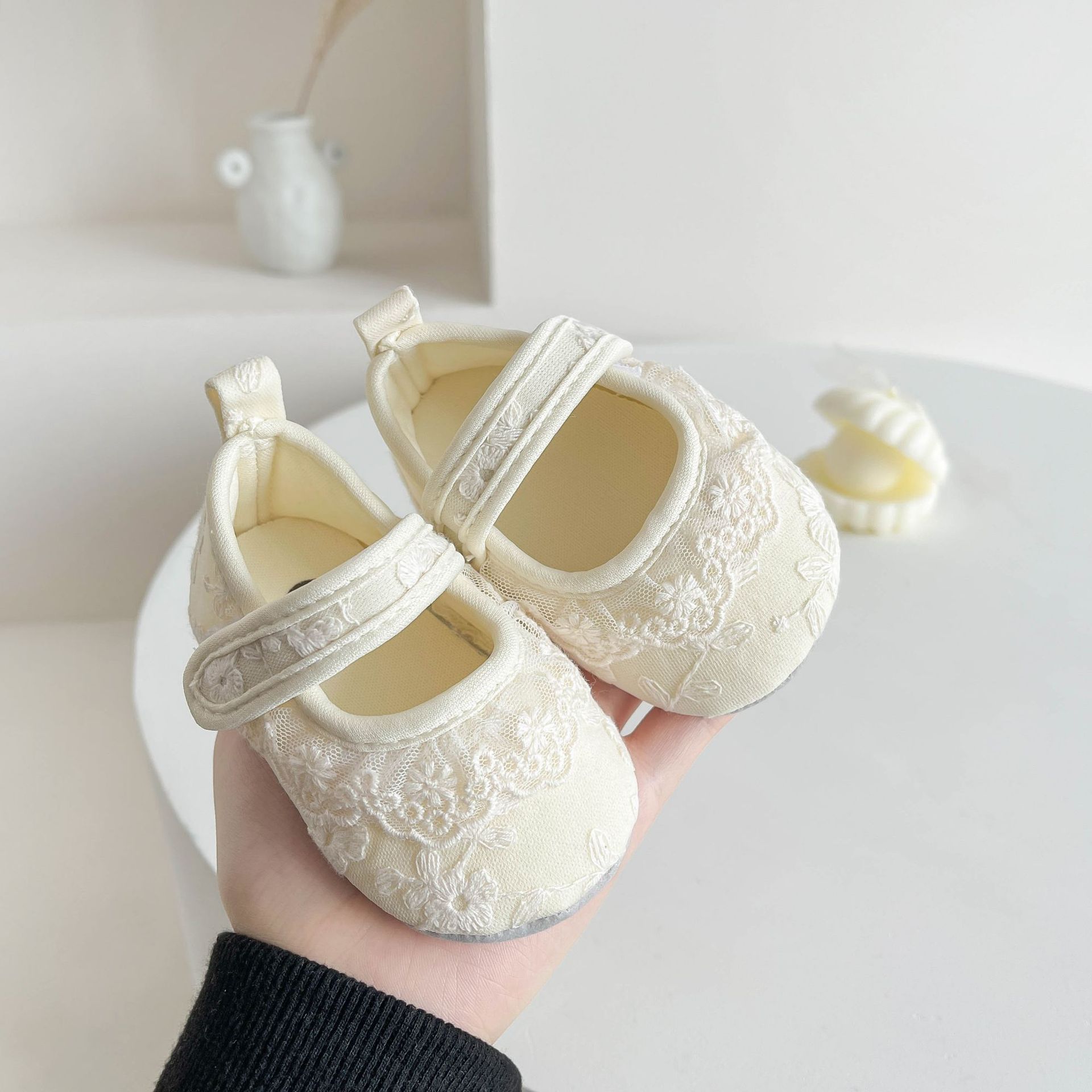 Zapatos de piso de encaje recién nacidos, zapatos de princesa coreanos, zapatos de antepasado de 100 días suaves.