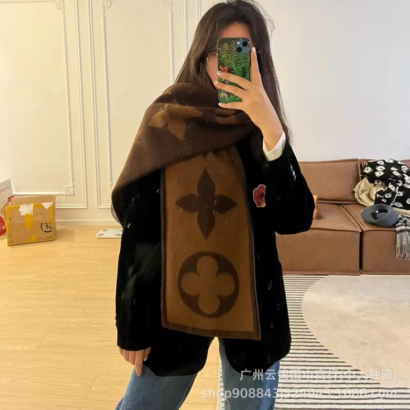 秋冬保暖浅灰色羊毛围巾女经典老花双面高级感长披肩羊绒加厚围脖|undefined