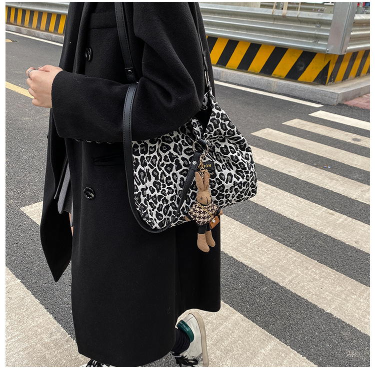 Leopard Print Fashion Pendant Large Capacity Autumn And Winter Tote Bag display picture 7