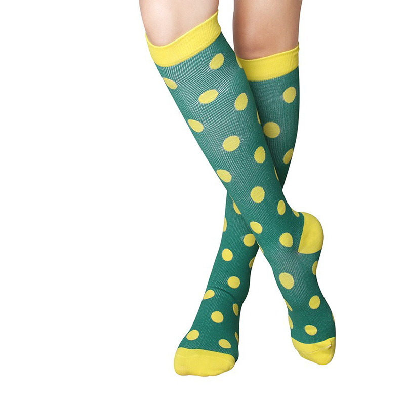 녹색 배경의 노란색 점