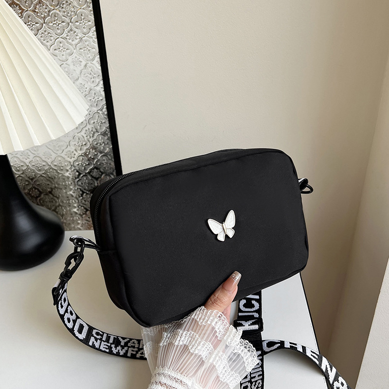 2024 nuevo bolso cuadrado pequeño de banda ancha de tela de nailon de todo fósforo de moda versión coreana del bolso diagonal simple de un solo hombro femenino de mariposa ins