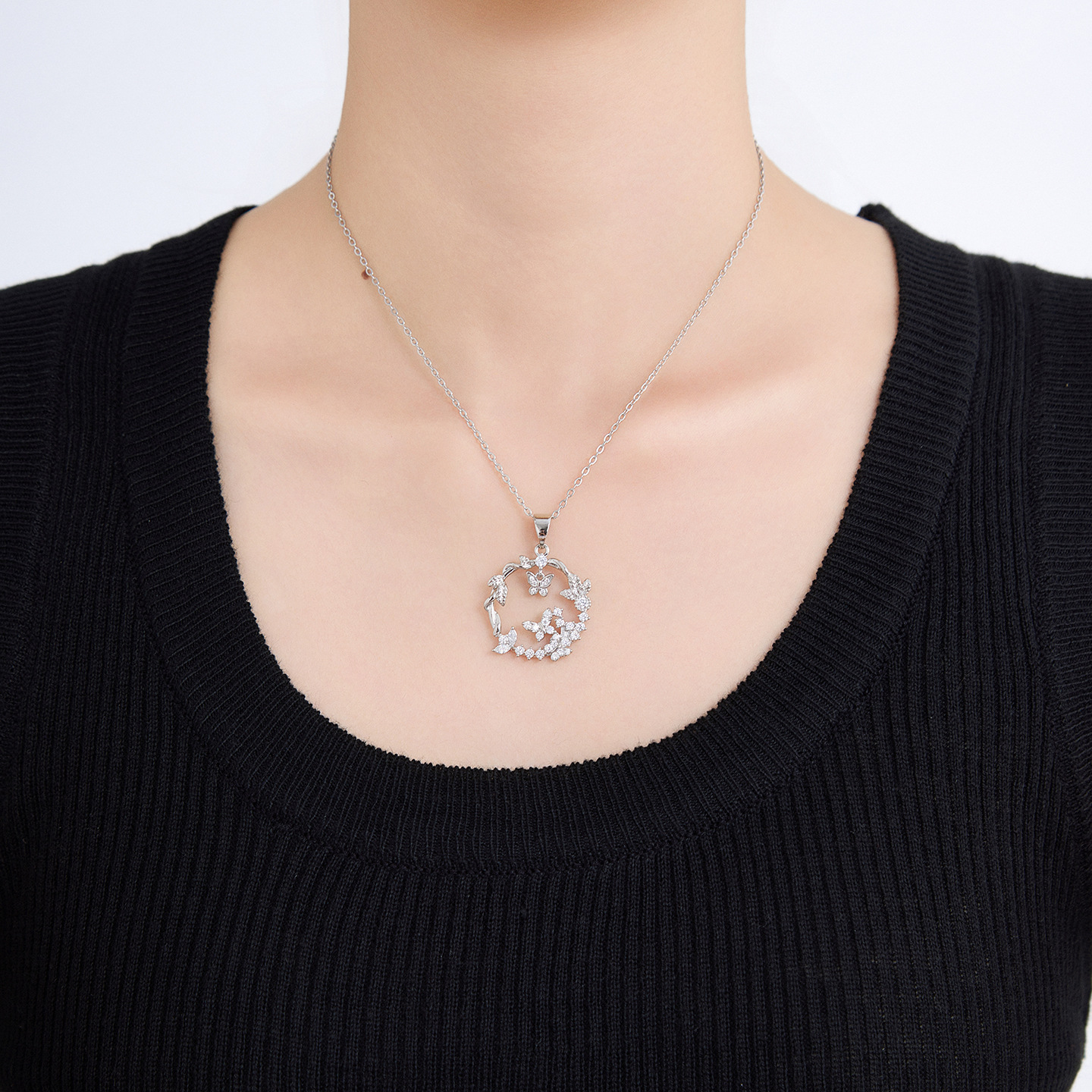 Xuping círculo geométrico collar de corona de mariposa nicho femenino diseño ligero de lujo en el viento dulce temperamento collar mayorista