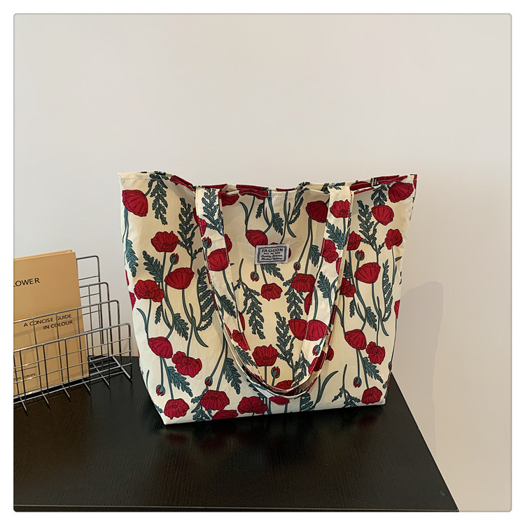 The large-capacity single-shoulder bag for student commuting is a bestseller in early spring. The Korean-style fresh and simple floral fabric bag is a versatile tote bag undefined