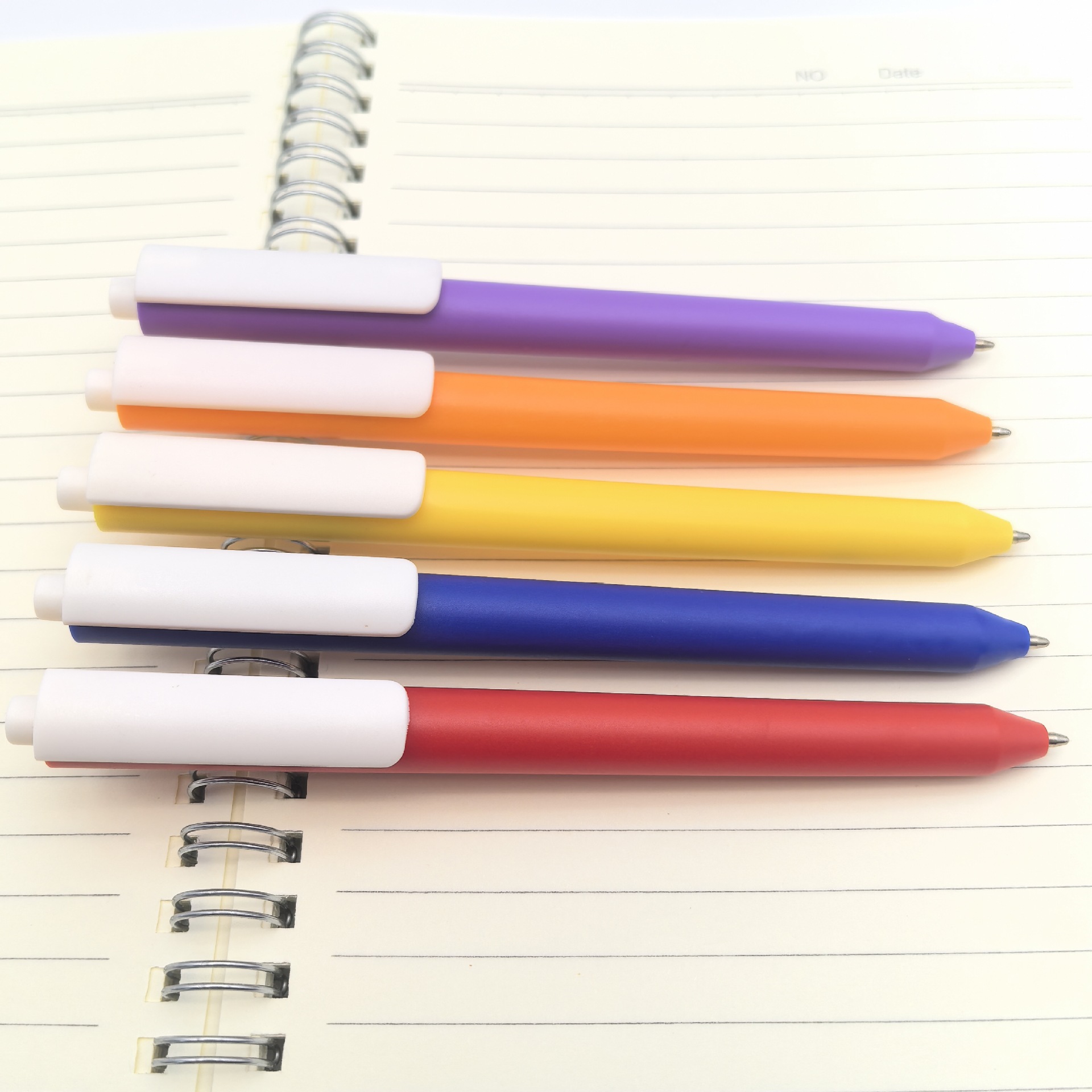 Bolígrafo de bolas de plástico esmerilado de presión directa, bolígrafo ancho de bolígrafo personalizado con logotipo de color caramelo esmerilado de textura publicitaria