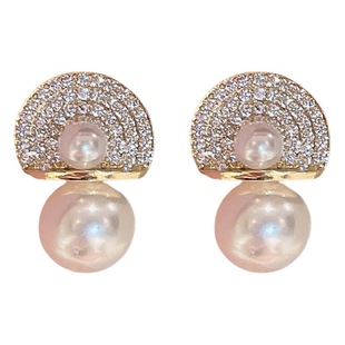 Internet Celebrity Same Style Light Luxury High-end Pearl Earrings Women's French Retro Fashion Earrings Niche All-match Earrings Wholesale