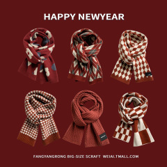 正月の赤い新年のマフラーの女性の冬のクリスマスのニットの毛糸は首を囲みます。