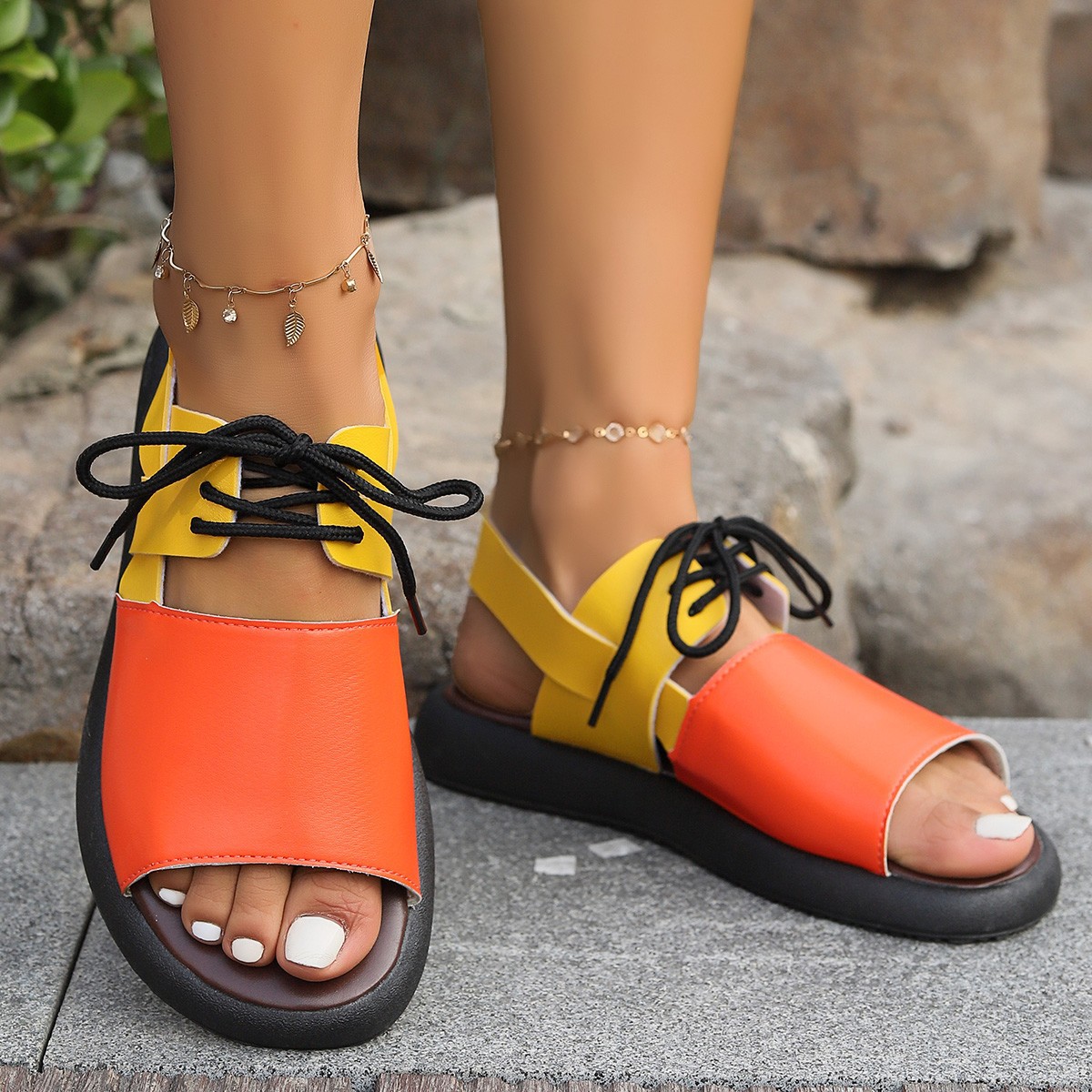 Capispalla casual color block con una sola parola e sandali da spiaggia con cinturino_voghion.com