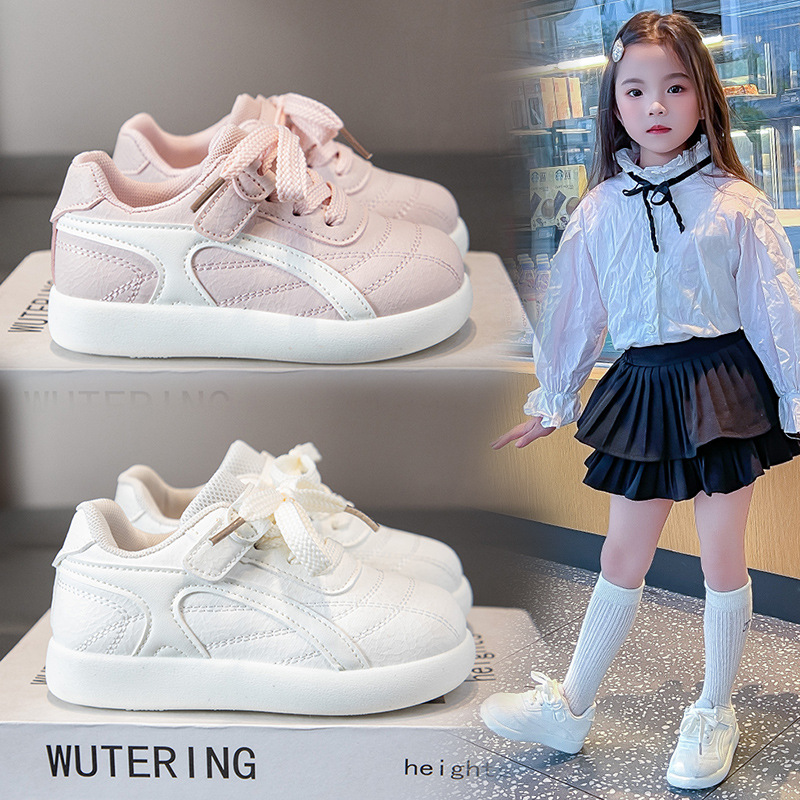Zapatos deportivos de niñas estudiantes pequeños zapatos blancos versátiles primavera y otoño 2026 nuevos zapatos de skate para niños con suela suave zapatos casuales para niños