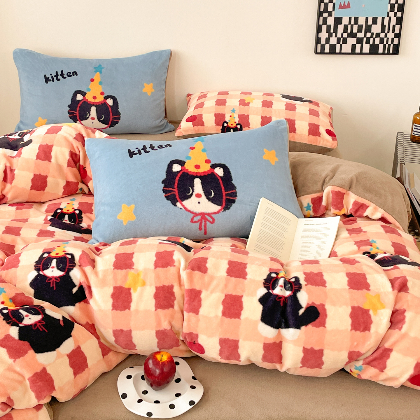 Cuatro piezas de terciopelo de leche de dibujos animados retro grueso calentamiento terciopelo de coral encantador dormitorio cubierta de cama de tres piezas de cuatro piezas cubierta de edredón