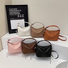 今年流行女包编织设计韩版斜挎包洋气通勤手提包女外贸新款气质单