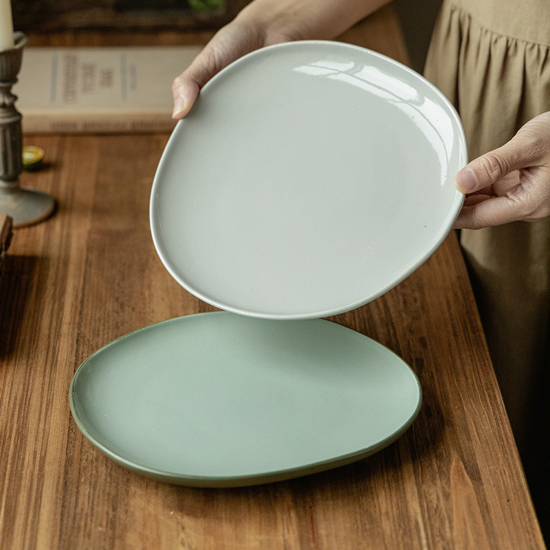 Plato de forma japonesa retro plato de cerámica irregular creativo plato de restaurante plato de pasta plato de color sólido plato de comedor mayorista
