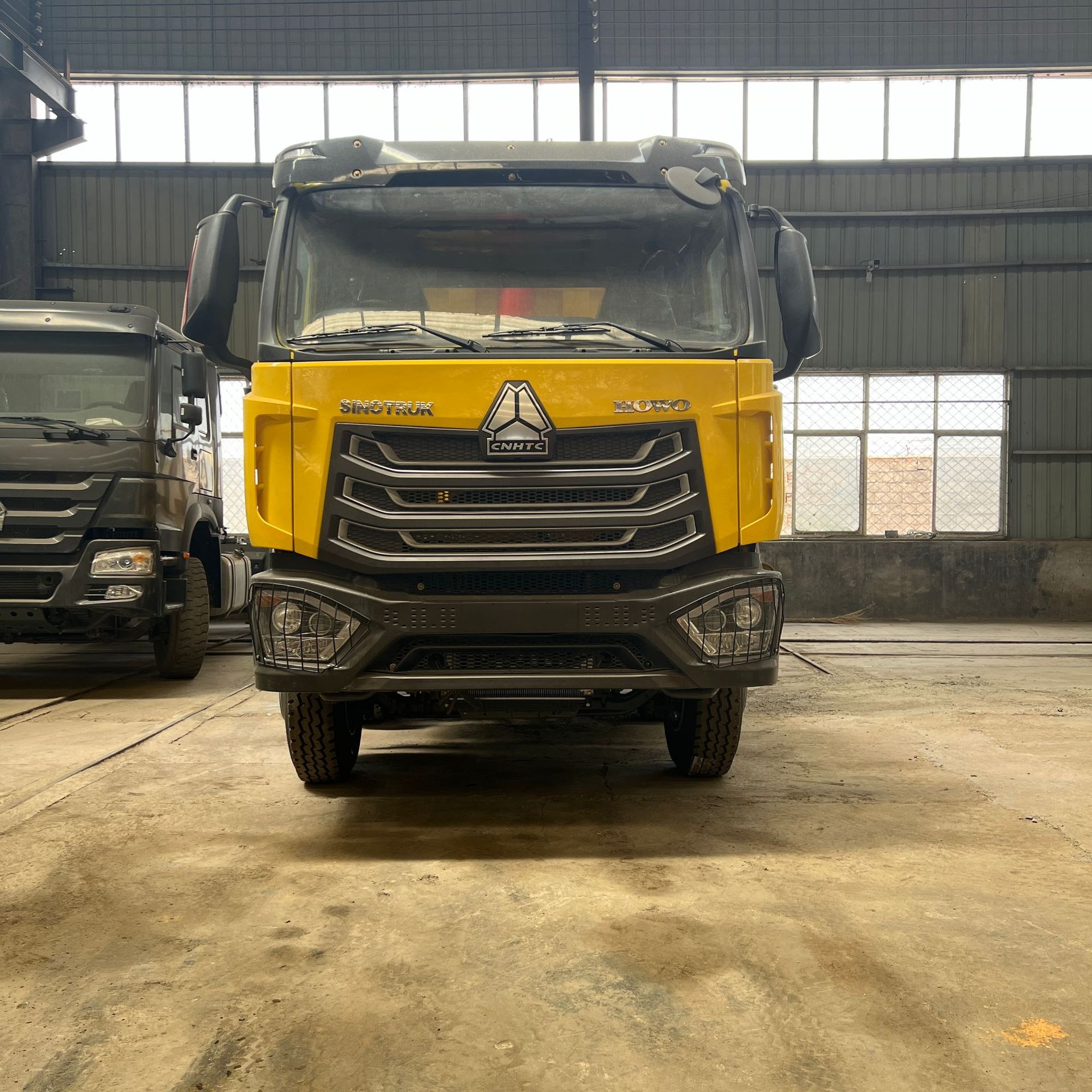 Exported to Africa and Central Asia: Sinotruk Howo Nx8X4 Dump Truck, 10-Wheel Earthmoving Dump Truck, Front Four Rear Eight