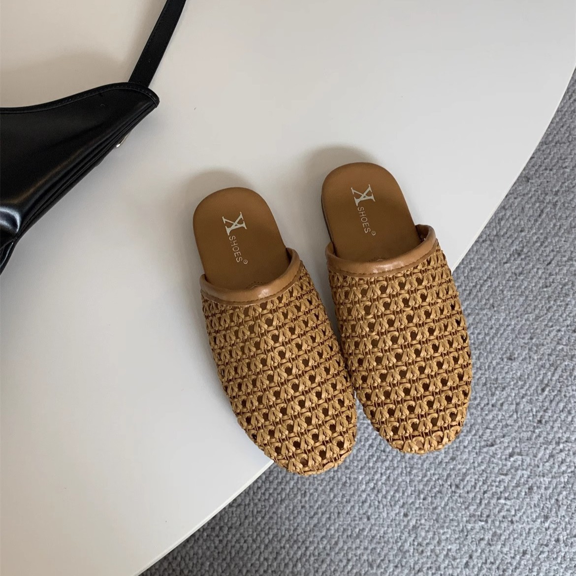 Versión de cuero suave tejida transpirable de un pie Mu Qin Boken zapatos exteriores 2025 verano nuevo estilo plano puntera media pantufla