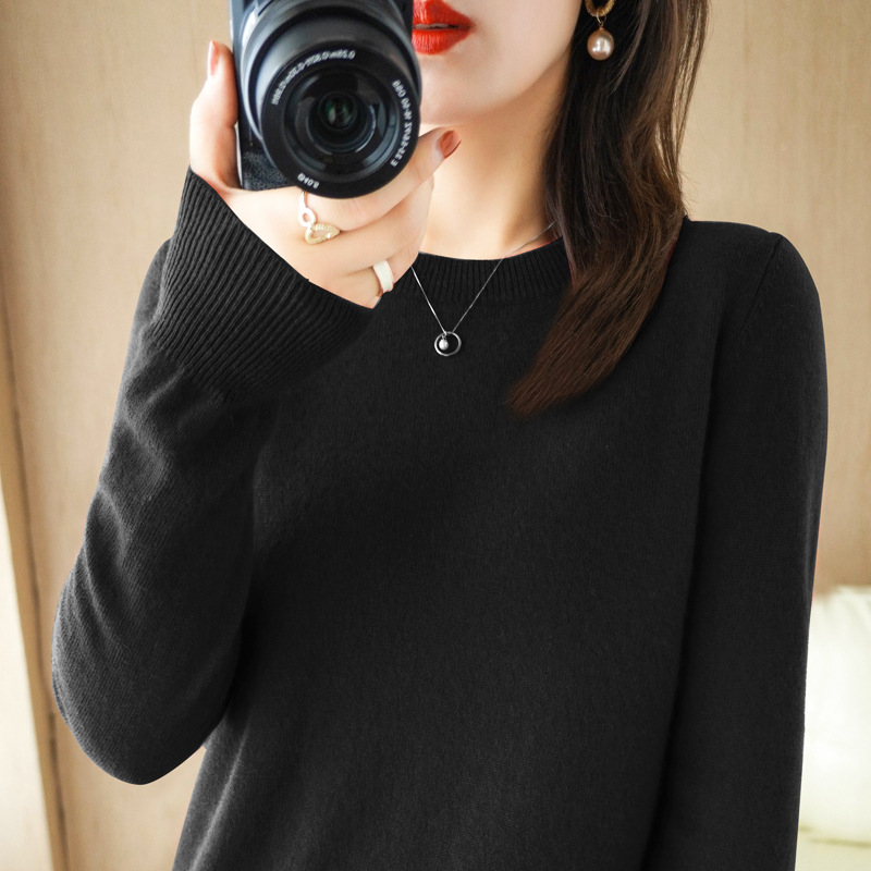 Suéter de cuello redondo para mujer, otoño/invierno 22, tejido de punto, color sólido, manga larga, estilo fino, capa base corta, moderno y versátil. image 24