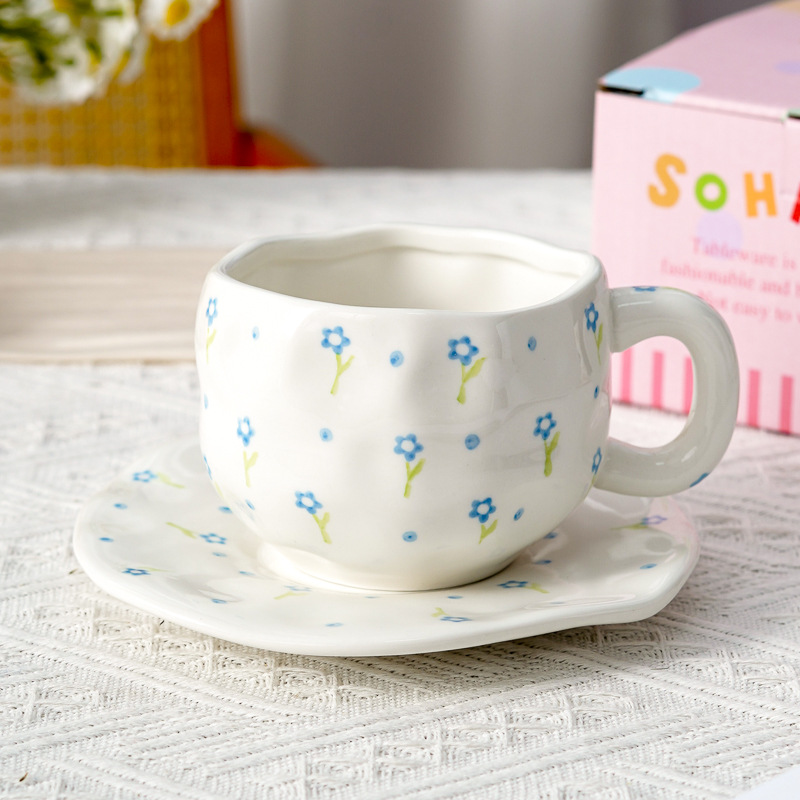 Hermoso conjunto de tazas de café y platos Regalos comerciales Irregulares tazas de desayuno transfronterizas de cerámica Pastoral pintada a mano esmaltada