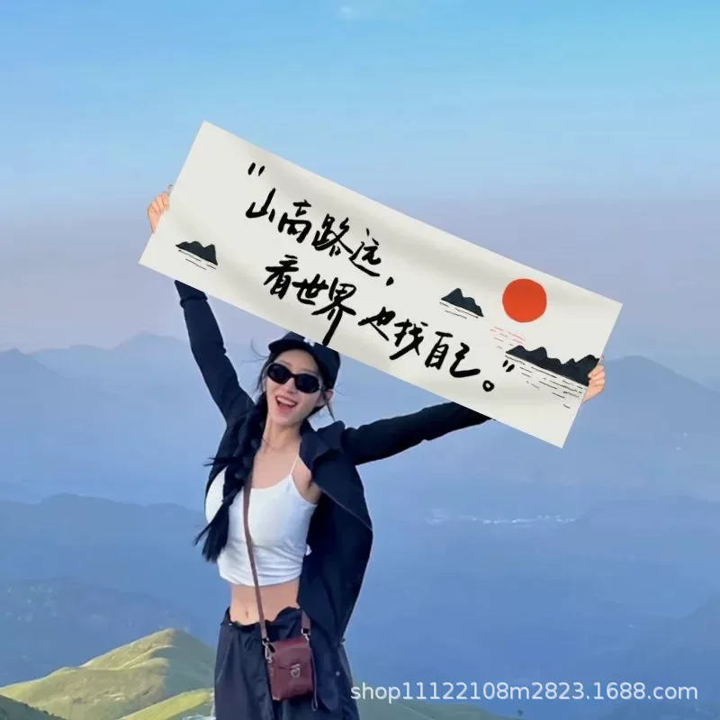 Holding a small banner party gathering outdoor camping team building seaside mountain climbing tourism atmosphere ritual photo props