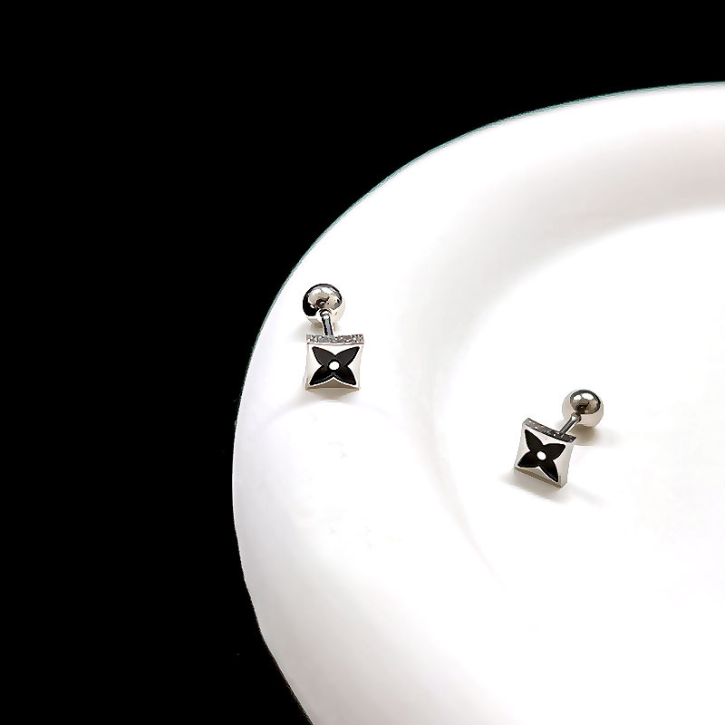 钛钢可爱正方形四叶草小耳钉女新款爆款小众设计高级感小香风耳饰