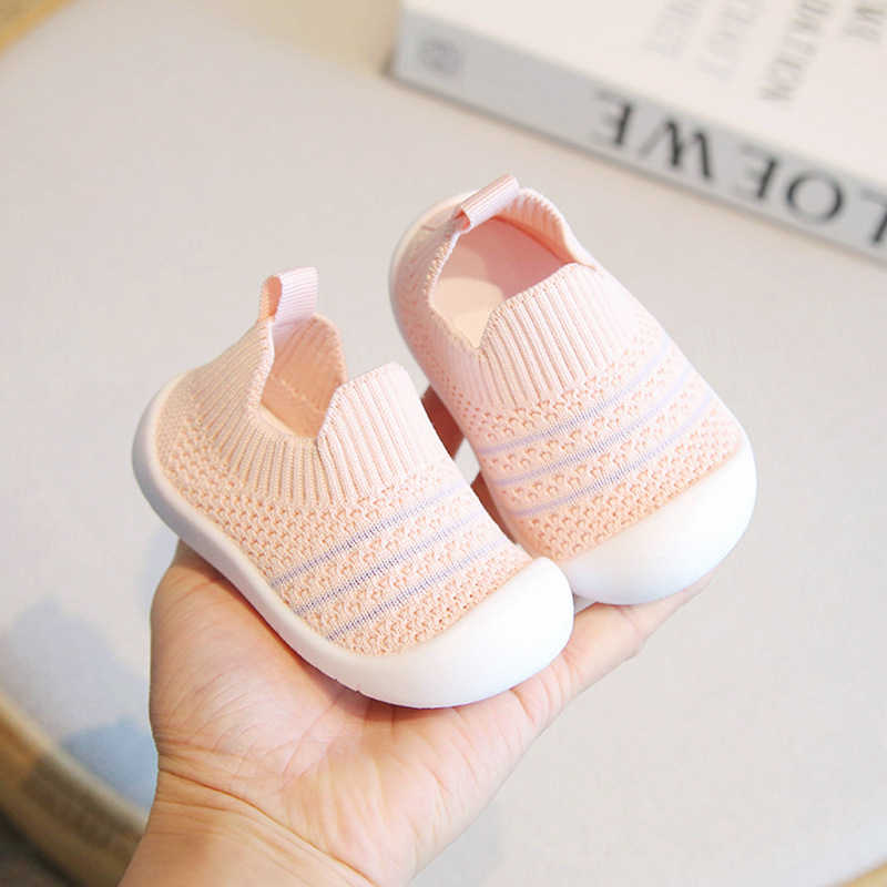 Zapatos de bebé zapatos de bebé de suela blanda zapatos deportivos antideslizantes transpirables de todo fósforo primavera y otoño nuevos zapatos de moda para niños al por mayor