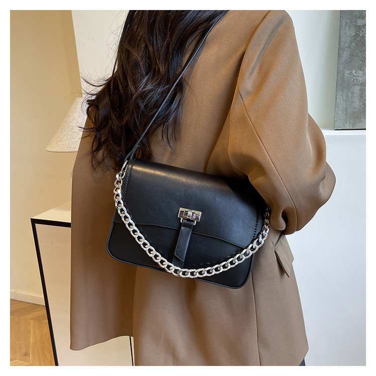 Mujeres PU Color Sólido Estilo Clásico Cuadrado Hebilla Magnética Bolso Bolso Bandolera display picture 10