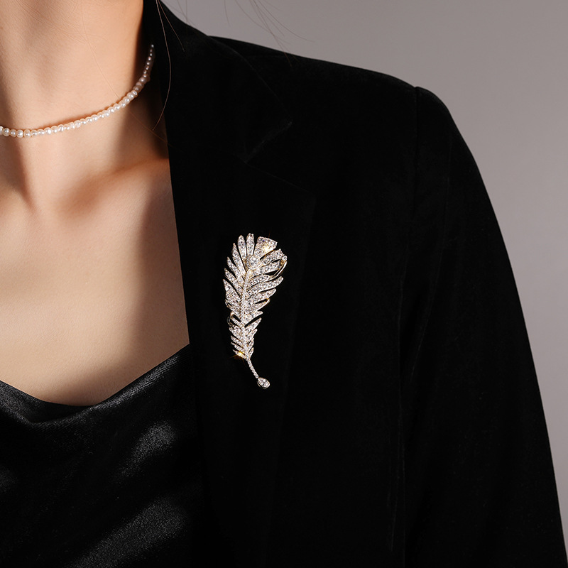 Spilla di lusso con piuma in zircone intarsiato in rame Spilla per abito Accessori per spille_voghion.com