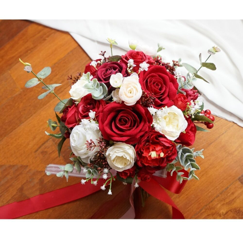 手に花を持つ新婦の韓国式結婚式の領収書のシミュレーションの花束の森系のウェディングドレスの撮影の道具の手に花をささげます。|undefined