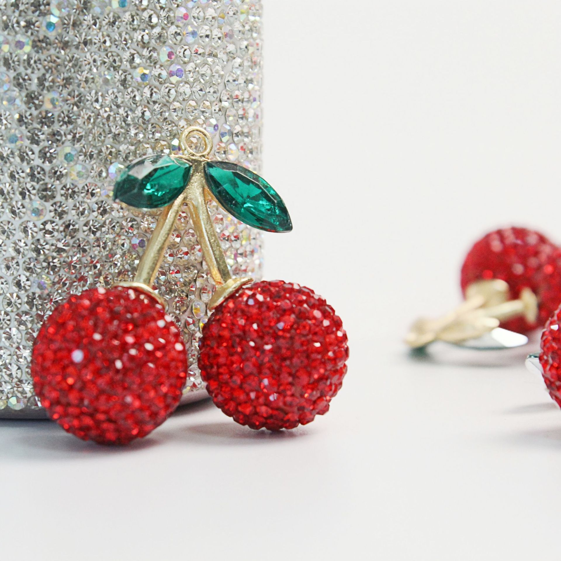 卸売りの創意アマゾンの赤いさくらんぼの爆発的なキーホルダーの部品のドリルの自動車のハンガーの女性の部品の果物