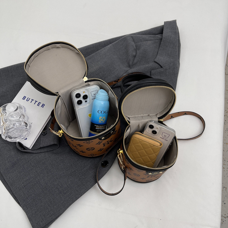 Bolsas de moda de mujeres retro retro bolsas de barril 2024 nuevas letras impresas de gran capacidad bolsas de barril de transporte