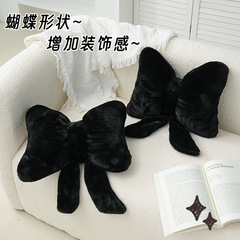 黒い蝶結びのソファ付きの抱き枕はウサギの毛に似せて快適です。