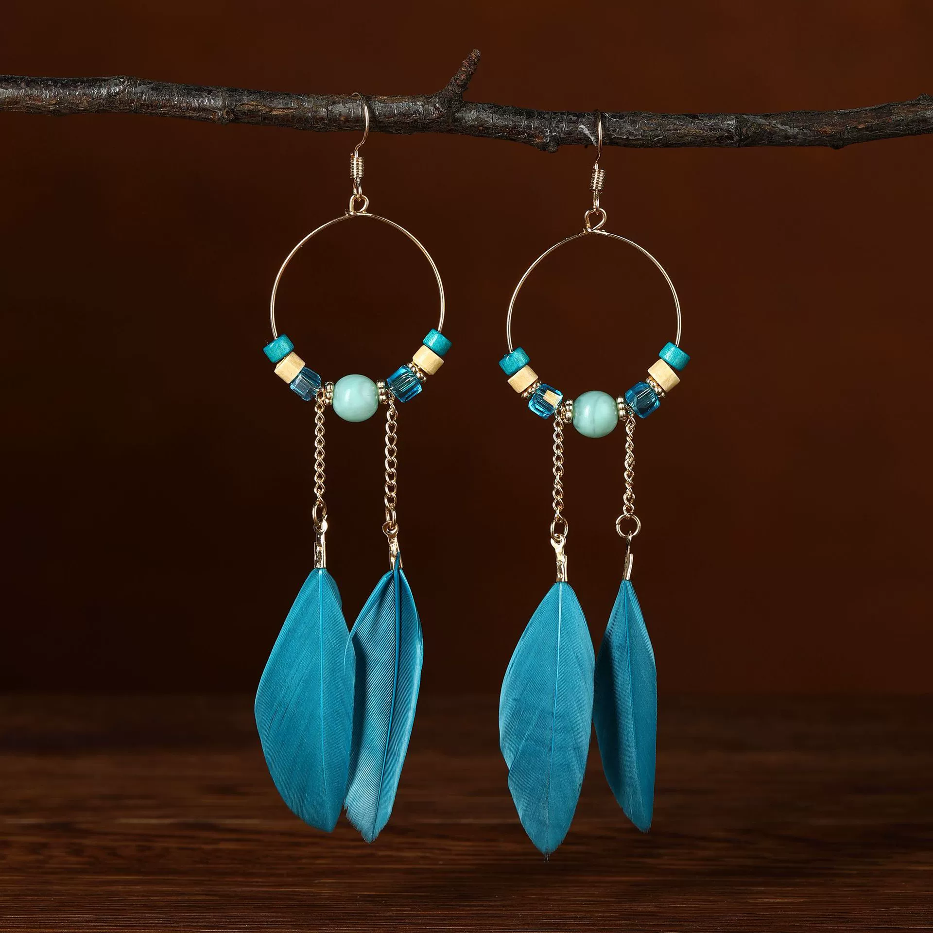Этнические ретро серьги, многоцветные перья и ракушечные акценты, boho сезонный тренд