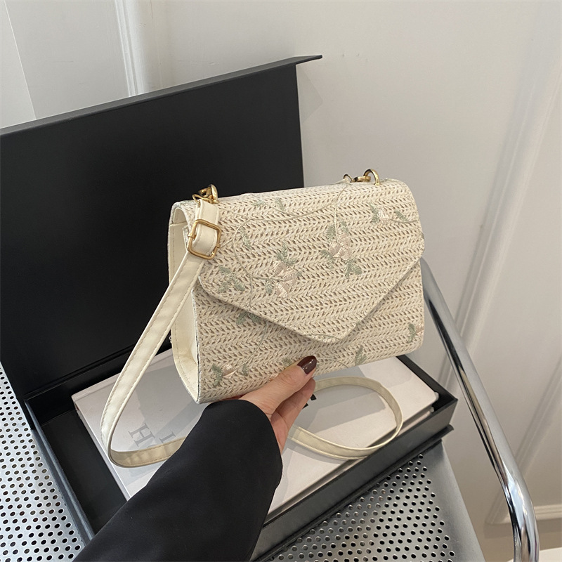 Borsa a tracolla in paglia intrecciata elegante e versatile_voghion.com