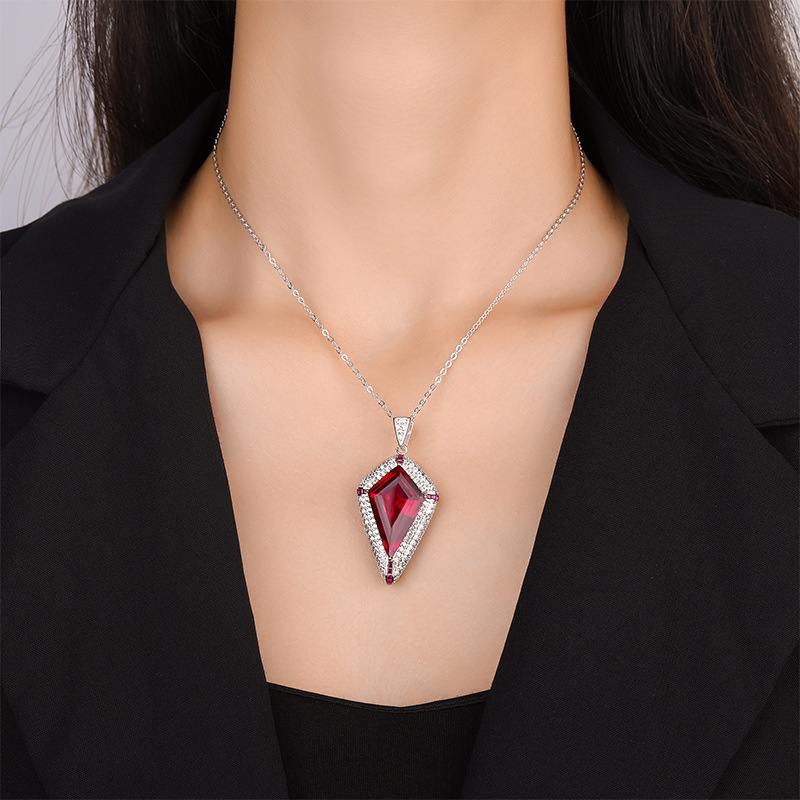 Zhuang Sheng joyería S925 todo el cuerpo de plata simulación corindón rojo Esmeralda creativo triángulo colgante collar 16*26