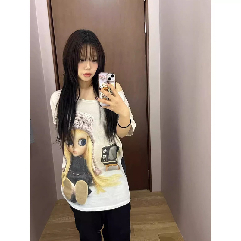 Now the 2026 Summer New Korean Designer Coys*Io Short-Sleeved Female Doll Collaboration Style Slanted Shoulder Loose T-Shirt Is Available