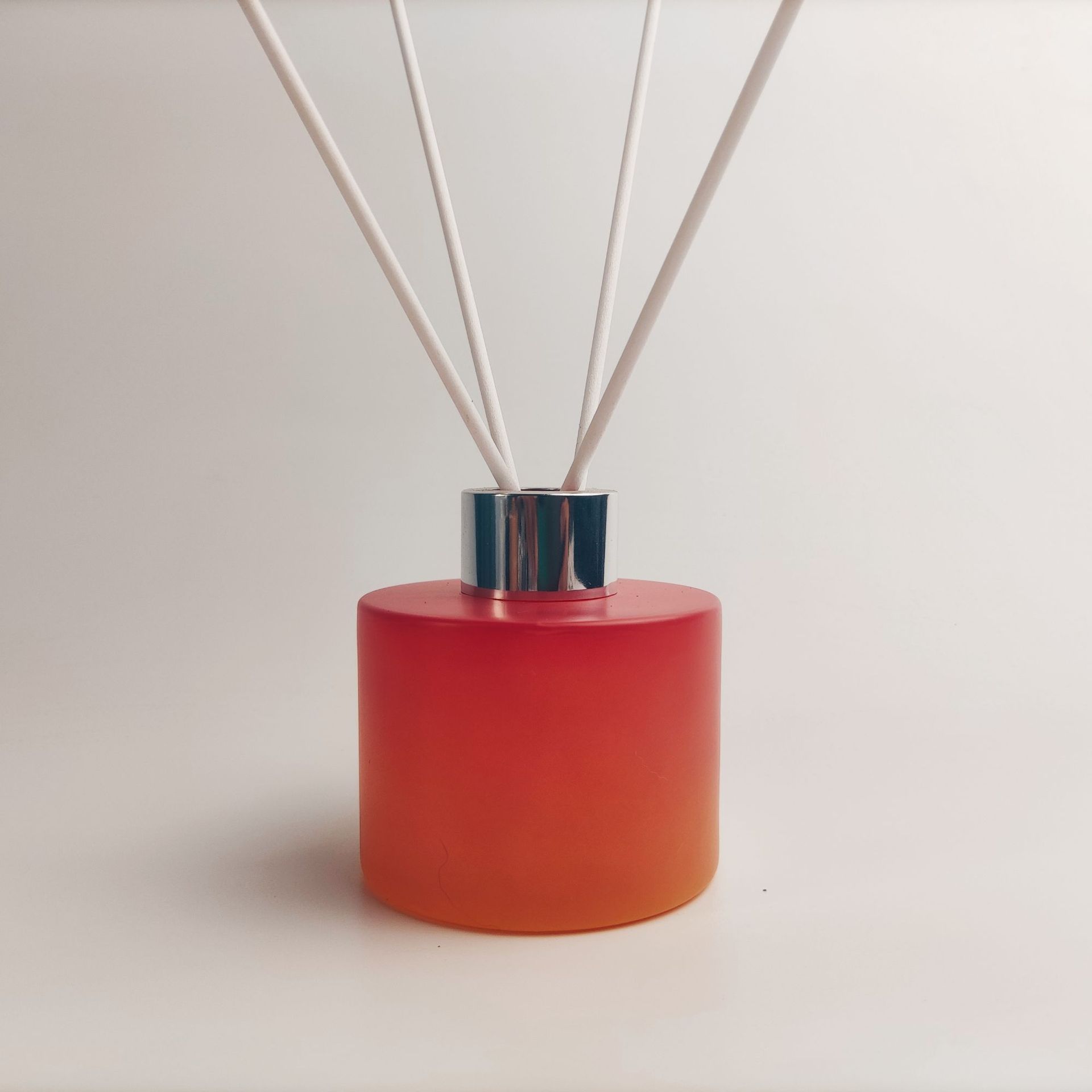 En stock al por mayor 100mL boca de tornillo de gama alta botella de aromaterapia cilíndrica sin fuego botella vacía avanzada botella de aromaterapia montada en el automóvil con tapa