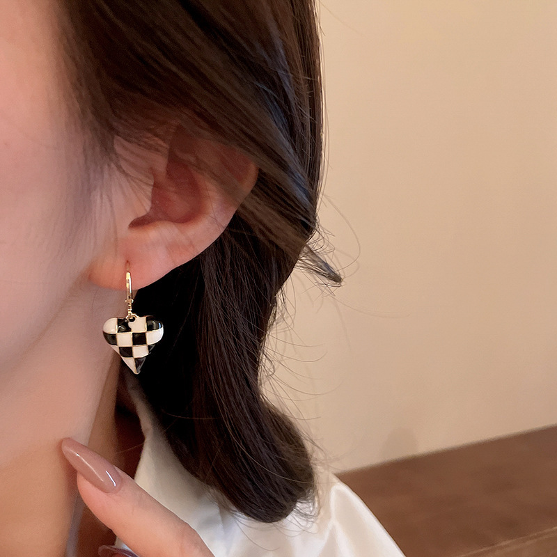 Fashion Dripping Oil Heart Black White Checkered Earrings display picture 5