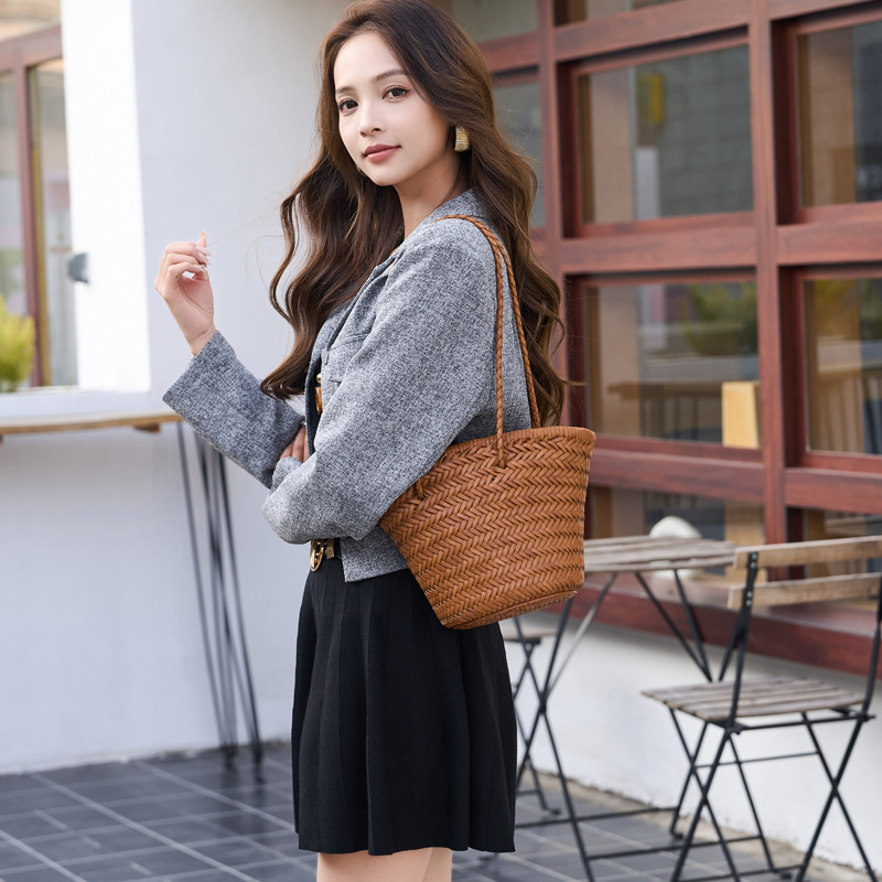 La misma bolsa de cuero de vaca tejida con capa de cabeza de la familia z, bolsos de hombro de cuero retro, bolsos de canasta de verduras hechas a mano de cuero, bolsos de playa de viaje, bolsos especiales