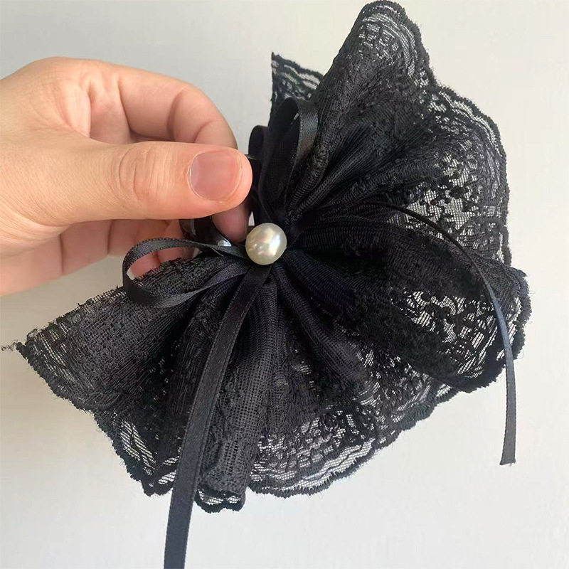 ショッピングモールの高級店向け、上品な刺繍レースの裾と蝶結びのヘアクリップ、高級感のある布製シャーククリップ|undefined