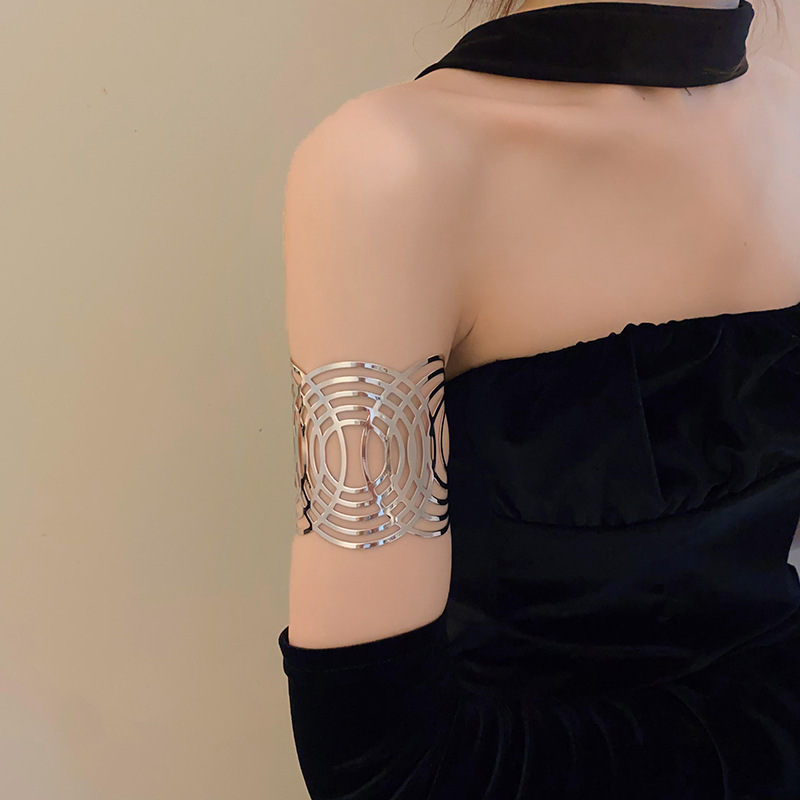 Pulsera plisada irregular de metal estilo europeo y americano fresco elegante pulsera personalidad de alto grado de lujo ligero pulsera al por mayor femenina